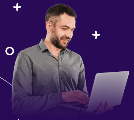 Emprendedor gestionando su plataforma de recargas para negocio desde laptop