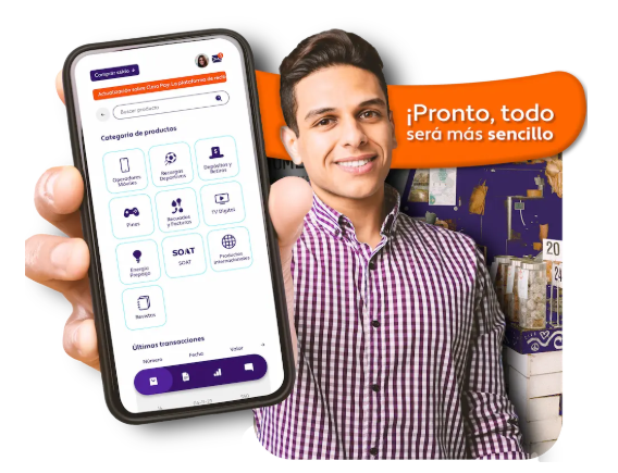 Distribuidor mostrando aplicación de recargas para negocio desde su celular
